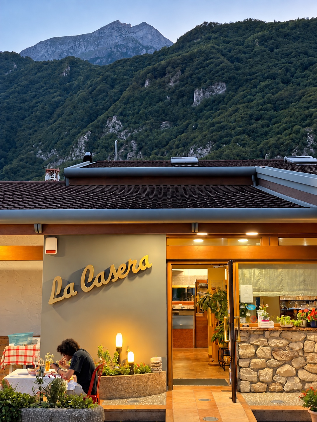 L’ingresso della Casera con le montagne di Ponte nelle Alpi